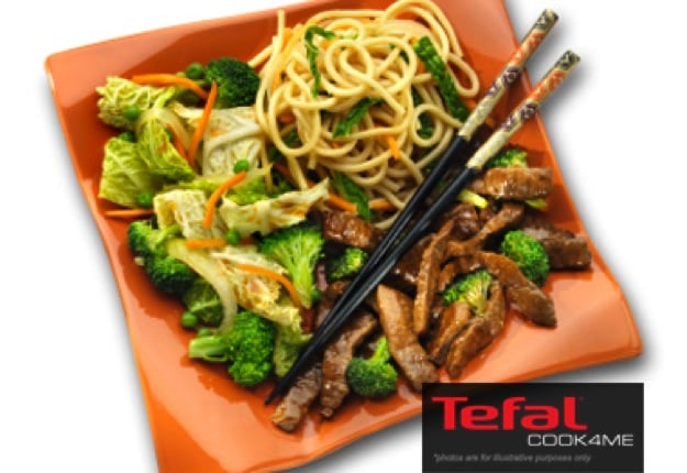 beef_teriyaki_stirfry_recipe_tefal_cook4me_served_with_noodles_and_chopsticks
