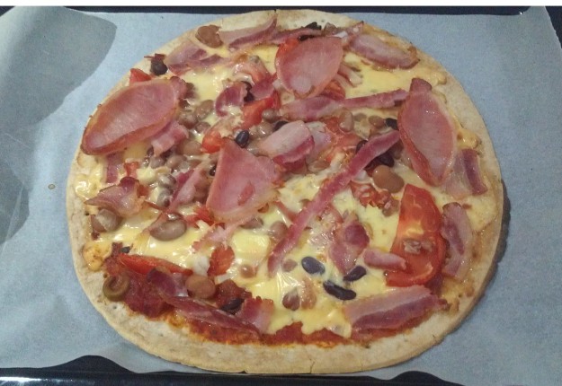Mixed beans and bacon pizza