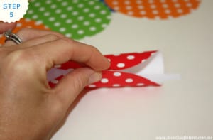 It’s always nice for kids to celebrate cultural festivities and this paper fortune cookie tutorial is perfectly timed for Chinese New Year... See how you can do this great kids craft idea yourself