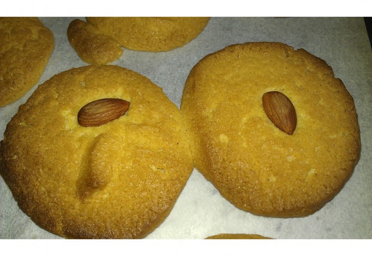 Buttery almond cookies