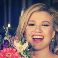 Kelly Clarkson introduces her baby boy