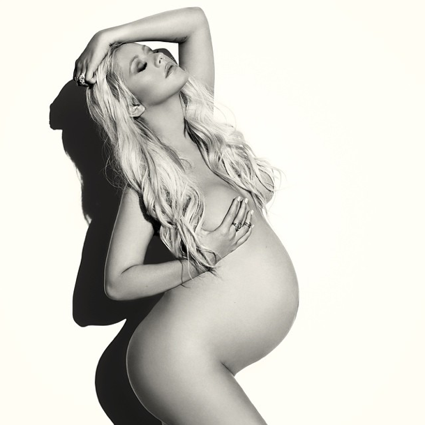 Christina-Aguilera-posing-nude-pregnant-625x430