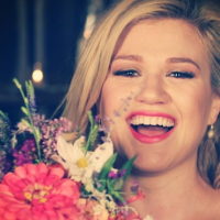 Kelly Clarkson shares an adorable new photo of bub River!