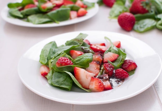 Spinach, strawberry and almond salad