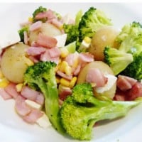 Warm broccoli and bacon salad