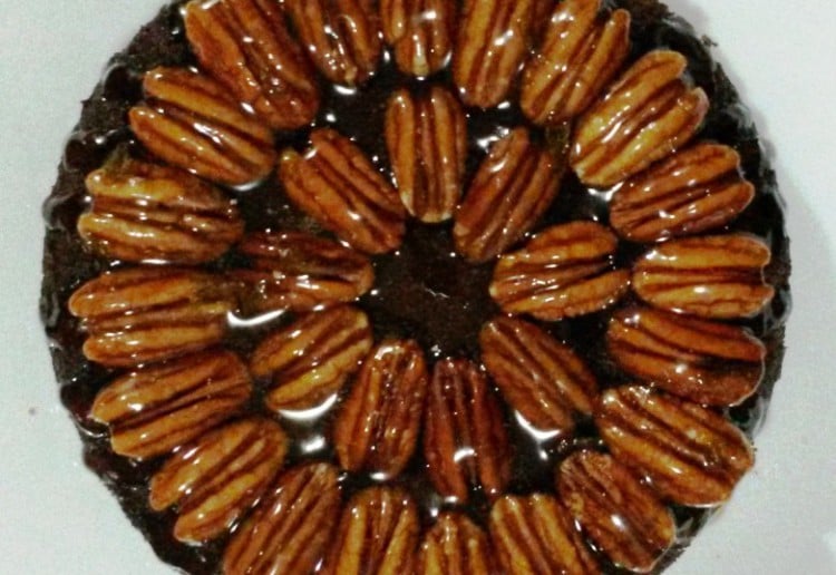 Steamed pecan and date cake