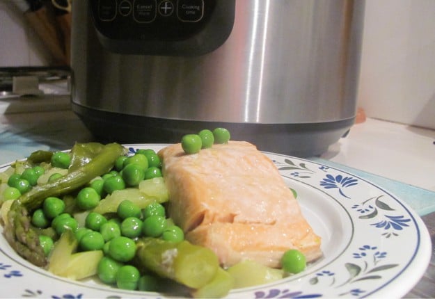 Steamed salmon with green vegetables