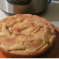 Apple cake with almonds