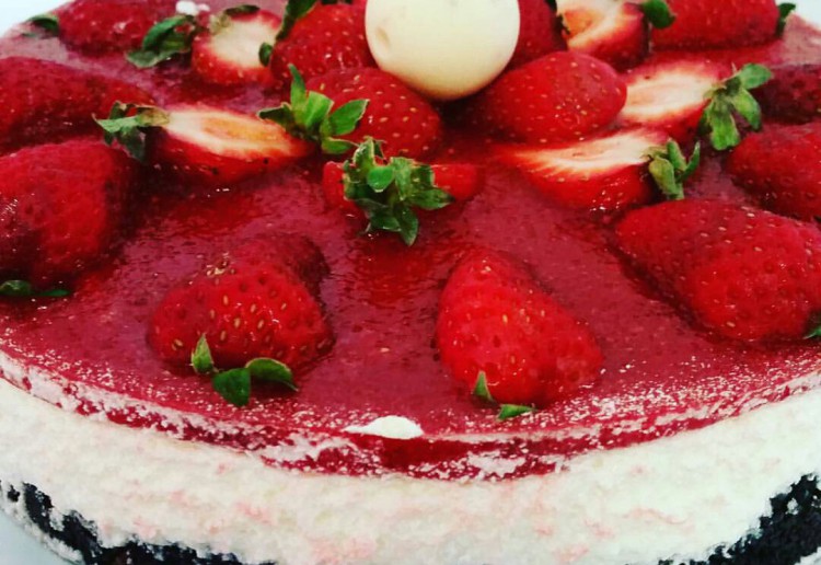 Easy Strawberry Cheesecake with Oreo Base