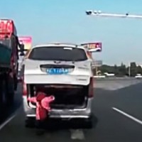 Terrifying vision as a toddler falls out of moving van