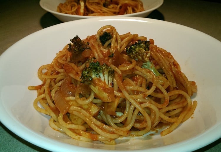 Spaghetti with roasted capsicum sauce