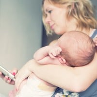 Experts fight back against shaming mums for "brexting"