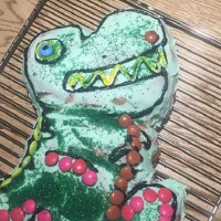 Guess which celeb dad whipped up this  "La TRex al la chocolate" cake?