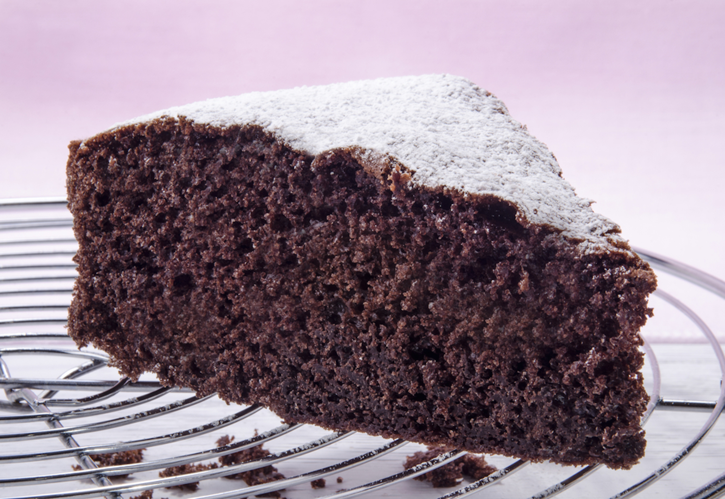 Шоколадный торт с черным с сахарной пудрой
