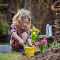 10 ways to get your kids outside in Spring