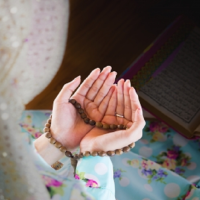 Mum Angered over Woman Praying in Parents’ Room