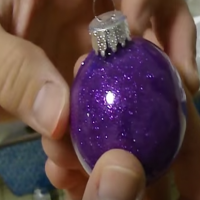 How to make Christmas glitter baubles using floor wax!