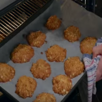 How to make delicious chewy Anzac biscuits