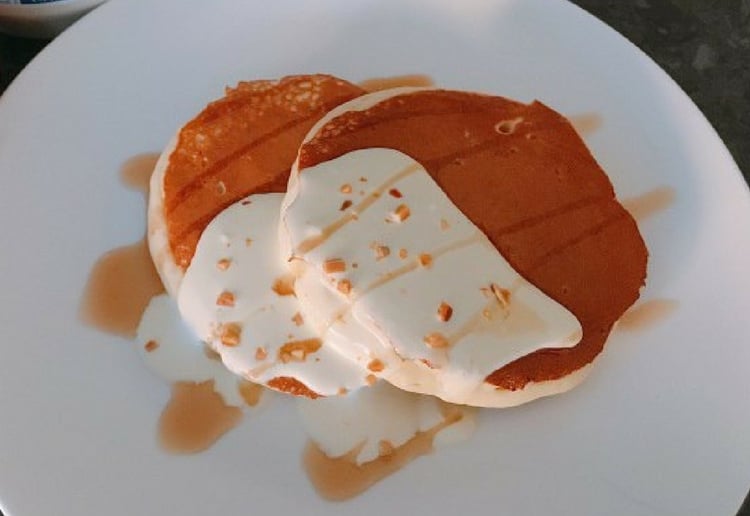 Fluffy pancake with yoghurt sauce