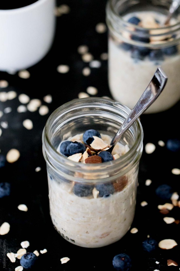 Vanilla-Almond-Overnight-Oatmeal-with-Blueberries-a-quick-and-healthy-make-ahead-breakfast-that-is-dairy-free-gluten-free-sugar-free-and-low-calorie-1-683x1024