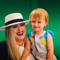 Kelly Clarkson forced to defend her parenting choices