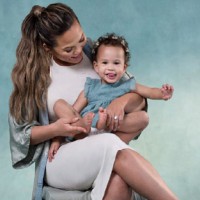 Chrissy Teigen Shamed Over Bath Photo With Luna