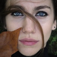 Useful Eye Make-up Tips for Contact Lens Wearers