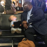 The Touching Moment a Stranger Bonds With Little Girl at Airport Goes Viral