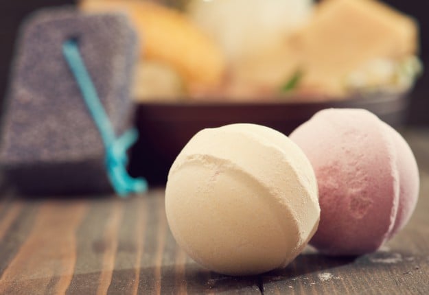 make your own fizzy bath bombs. science experiments for kids.