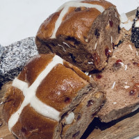 Coles Launches New 'Aussie Flavoured' Hot Cross Buns For Australia Day