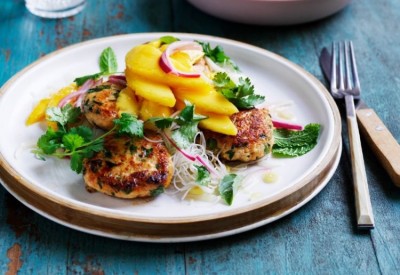 thai salad made with chicken and lemongrass patties and served with slices of mango