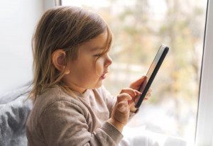 Toddler broadcasts mum in the shower