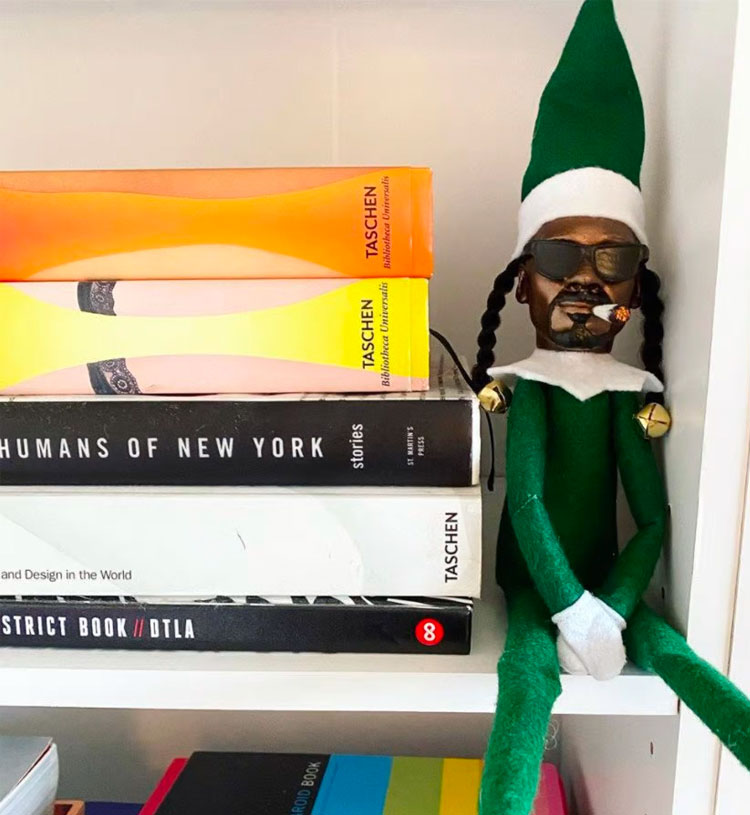 Snoop on a Stoop elf doll