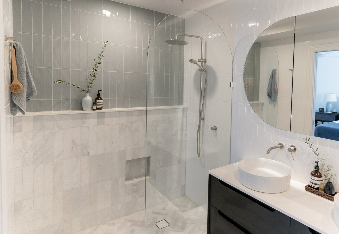 The marble veining of the Eastern Calacutta Honed tiles brings modern elegance to the ensuite