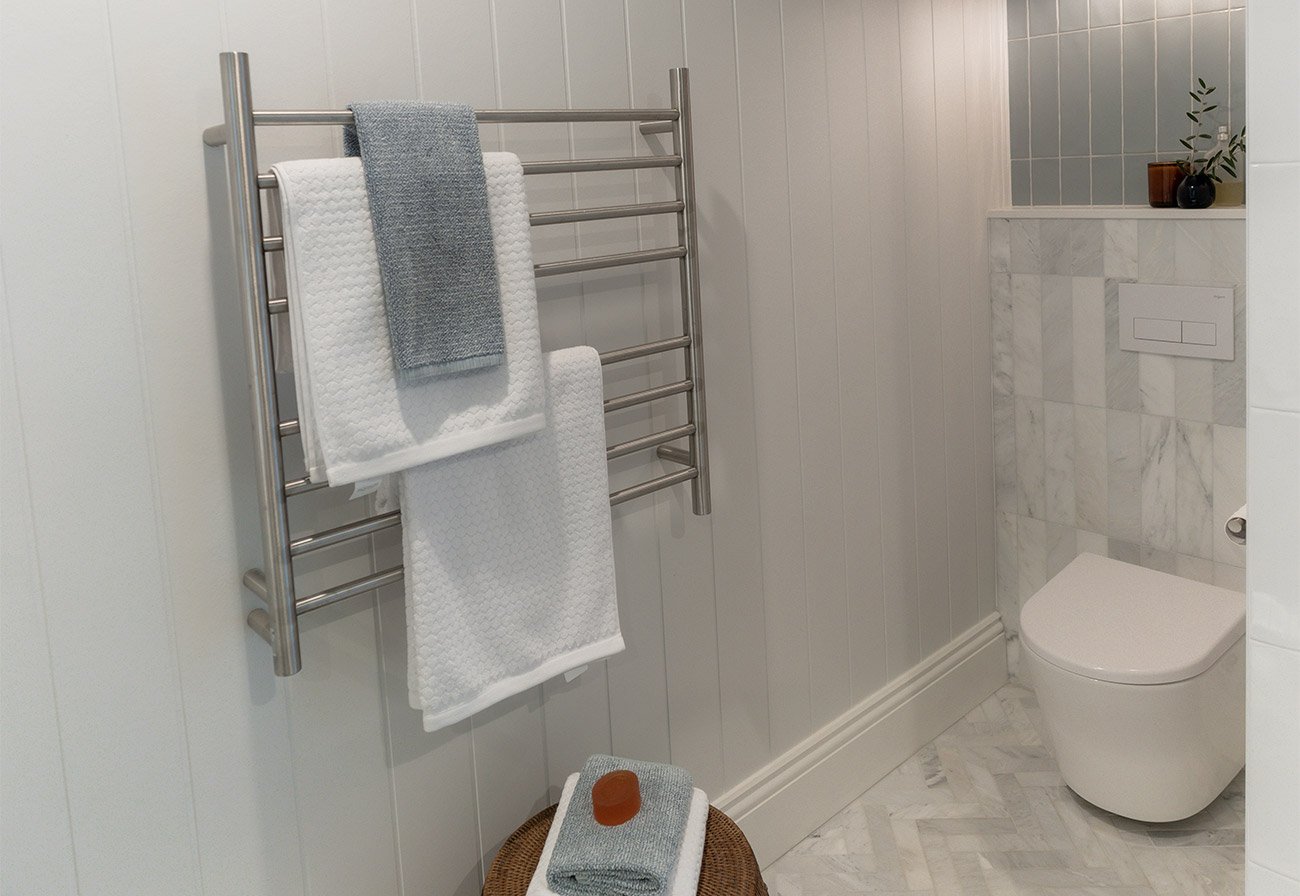 Axon™ Cladding added height and durability to this bathroom