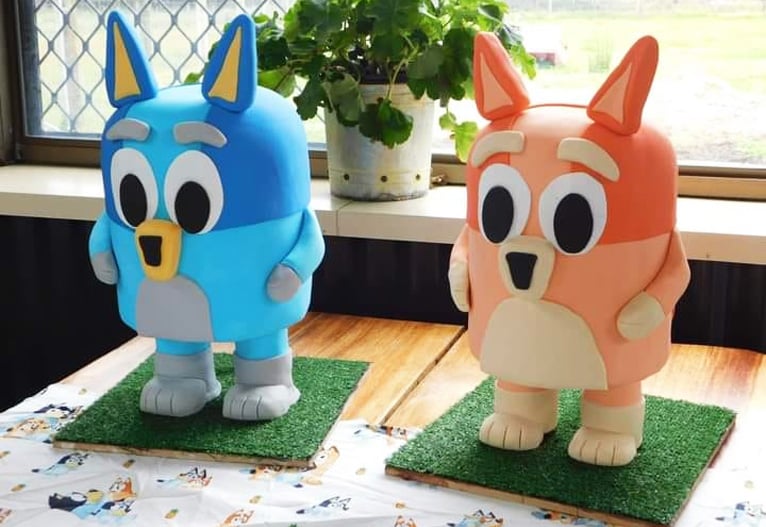 3D standing bluey and bingo cakes by Billie Vojvodich.