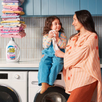 Woman and child in a laundry with Cold Power Sensitive detergent.